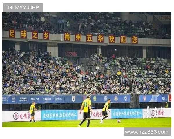 足球明星走进居民家中分享生活点滴与足球梦想的故事